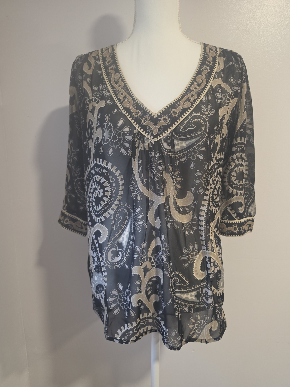 Gretchen Scott Designs V-Neck Black & Cream Paisley Print Blouse Size Small